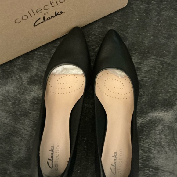 Clarks Black Heels Elegant Pointed-Toe Design - Picture 6 of 7